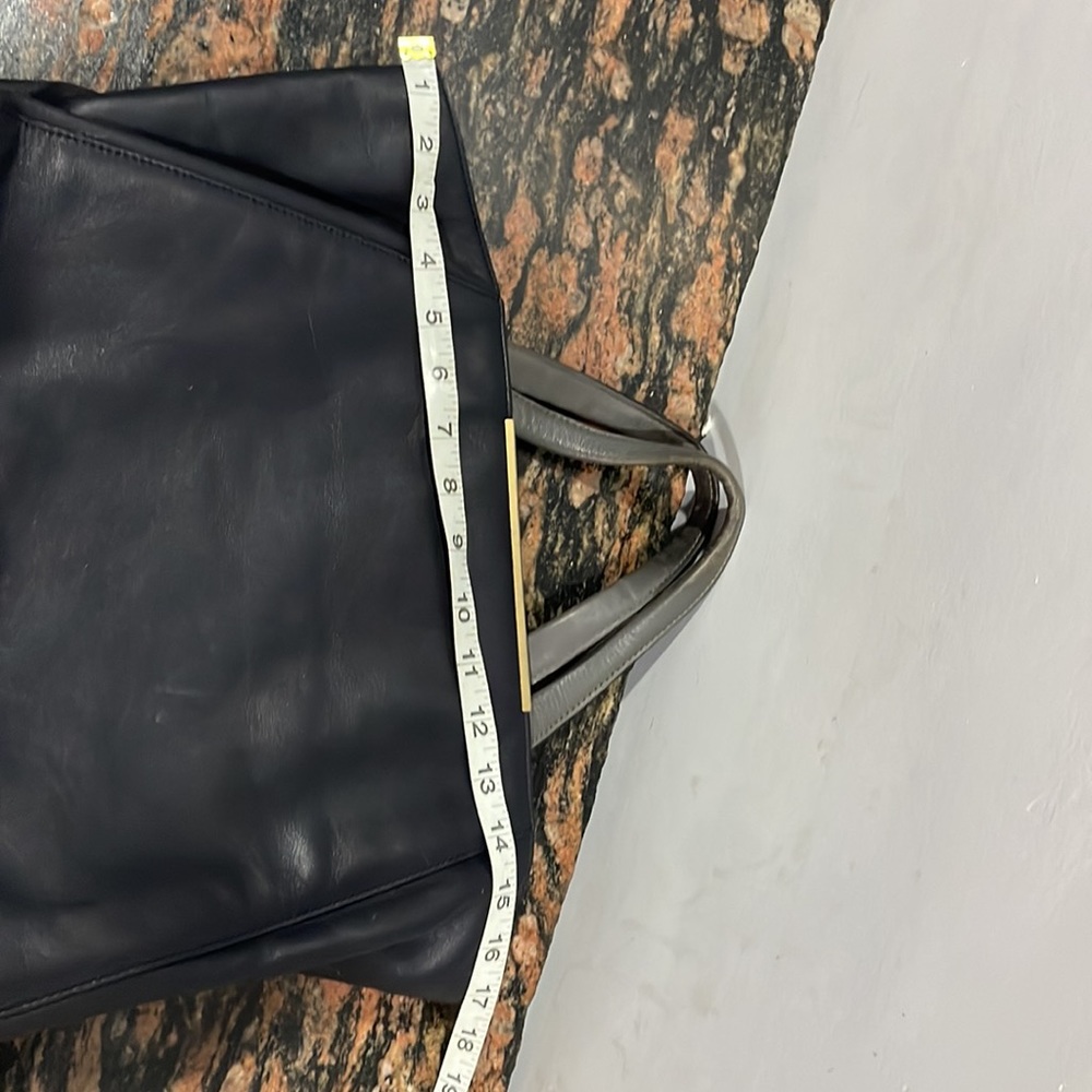 Vincis Bench Leather hand bag original. Standard size. Used . Condition 9/10 - Picture 13 of 14